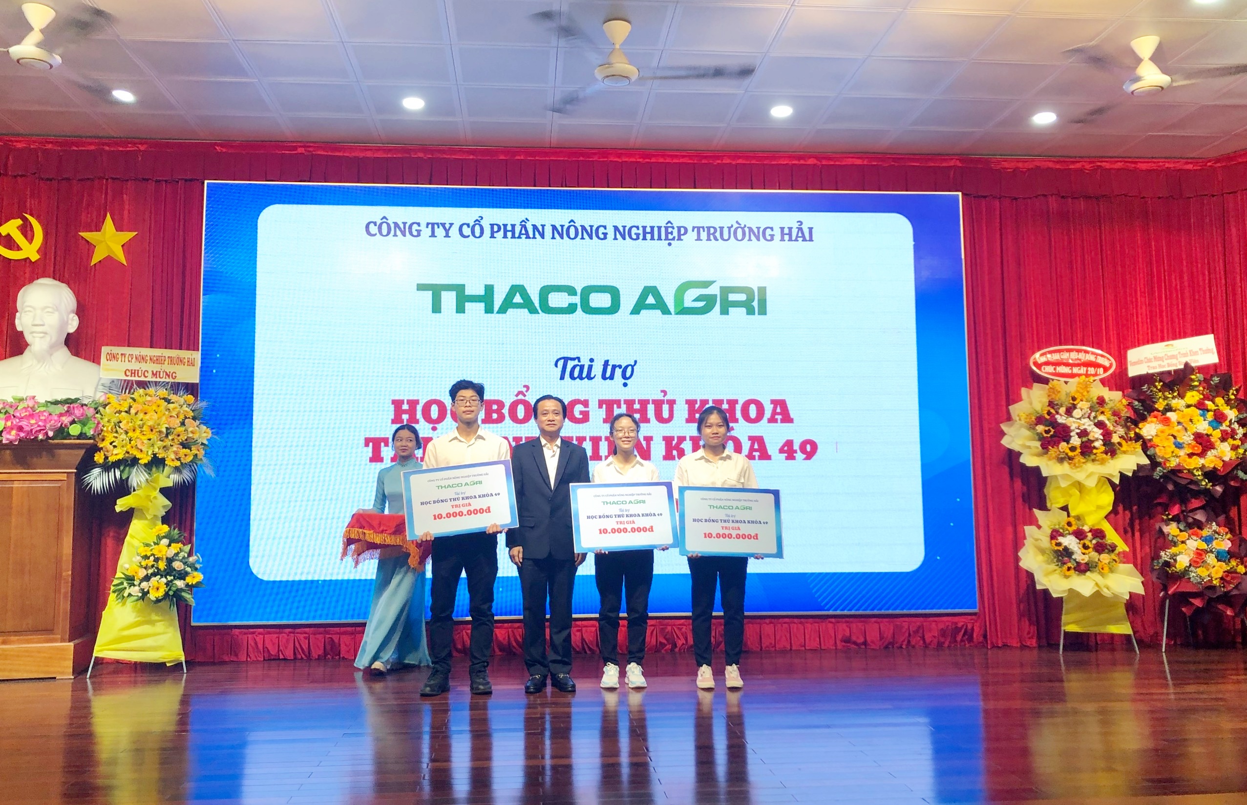  Ông Trần Tiến trao học bổng cho 3 Thủ khoa