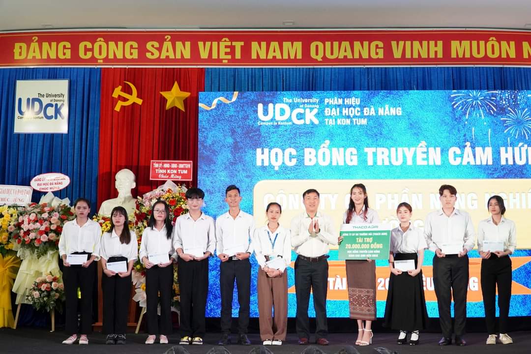 Ông Đỗ Thế Trinh trao học bổng tại Phân hiệu ĐH Đà Nẵng tại Kon Tum