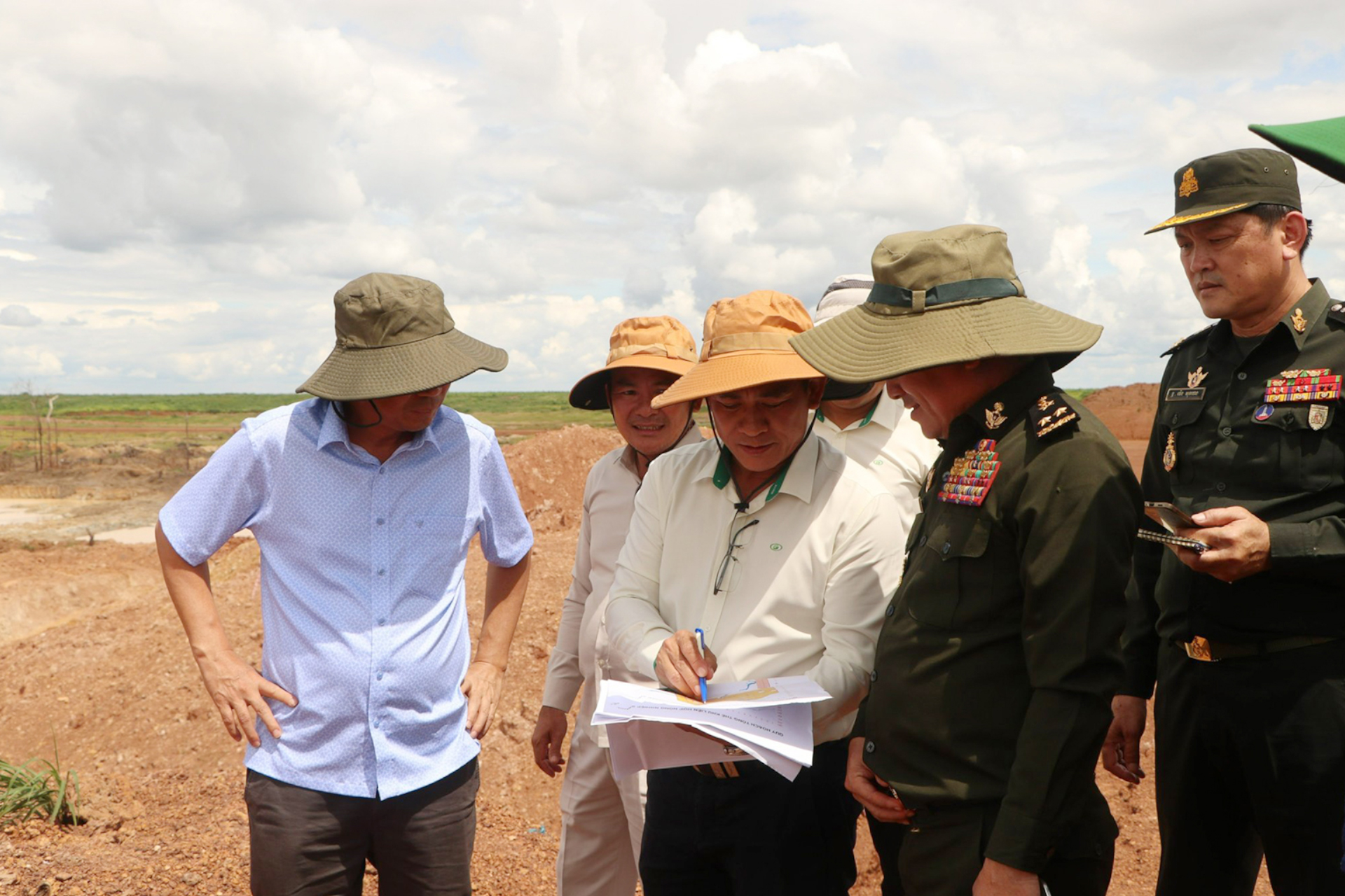 Royal Cambodian Armed Forces delegation visits Snoul and Kounmom complexes