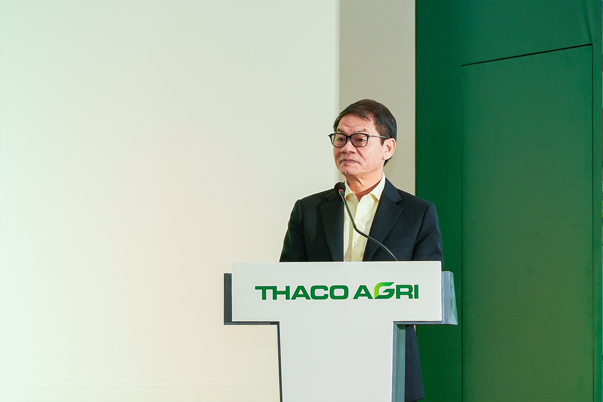 THACO Chairman Tran Ba Duong is making a speech at the event