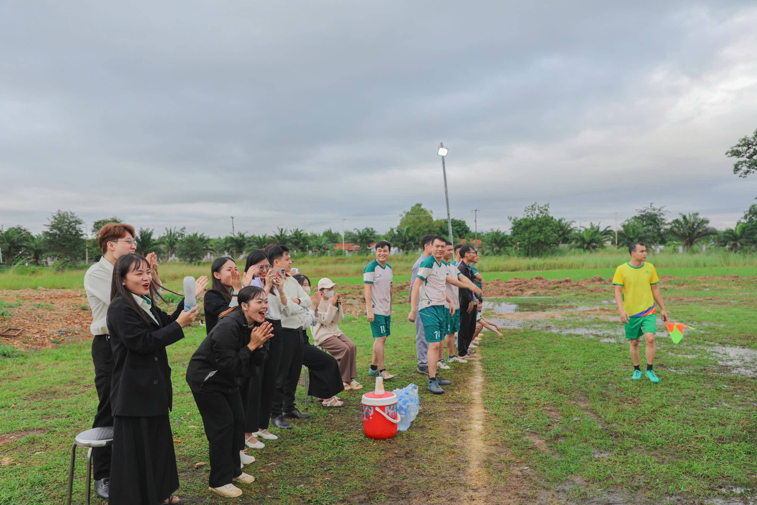 Cổ động viên tích cực cổ vũ nhiệt tình cho các VĐV