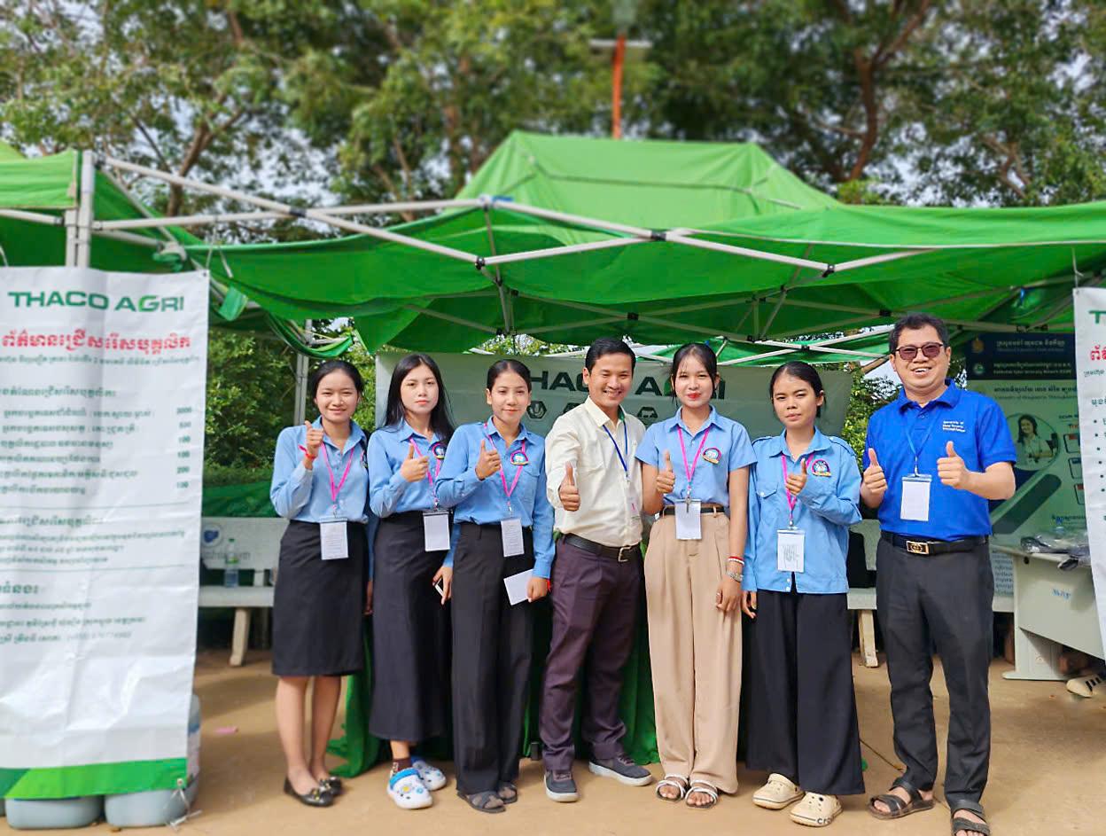 Sinh viên chụp hình lưu niệm tại gian hàng tư vấn việc làm KLH Snuol