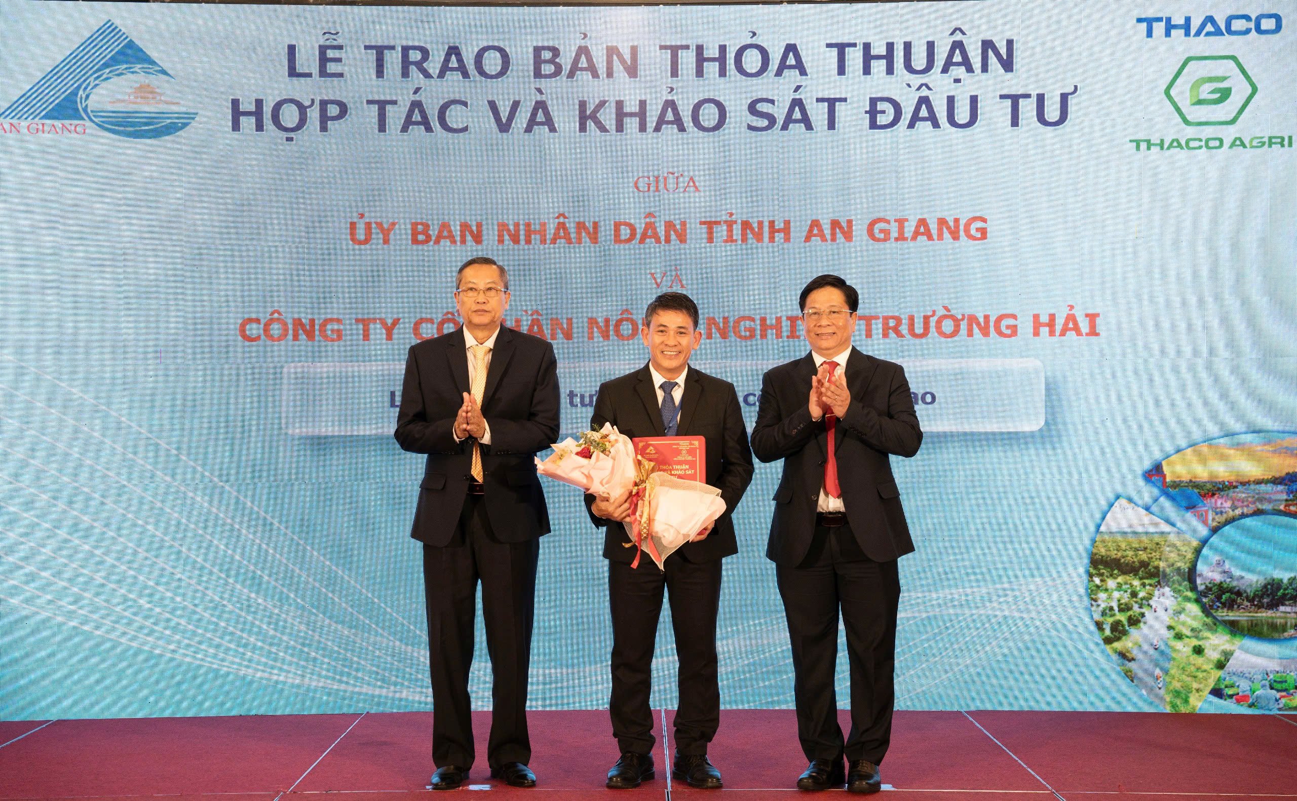 Ông Trần Bảo Sơn - Tổng Giám đốc THACO AGRI nhận biên bản thỏa thuận hợp tác và khảo sát đầu tư tại An Giang