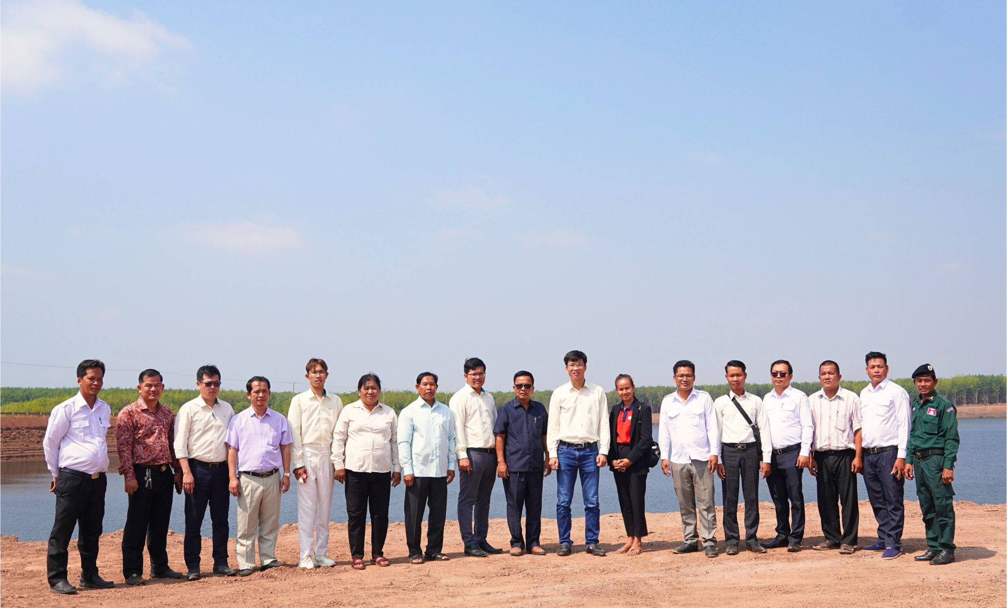 The visitors take a commemorative photo at Dam No.1