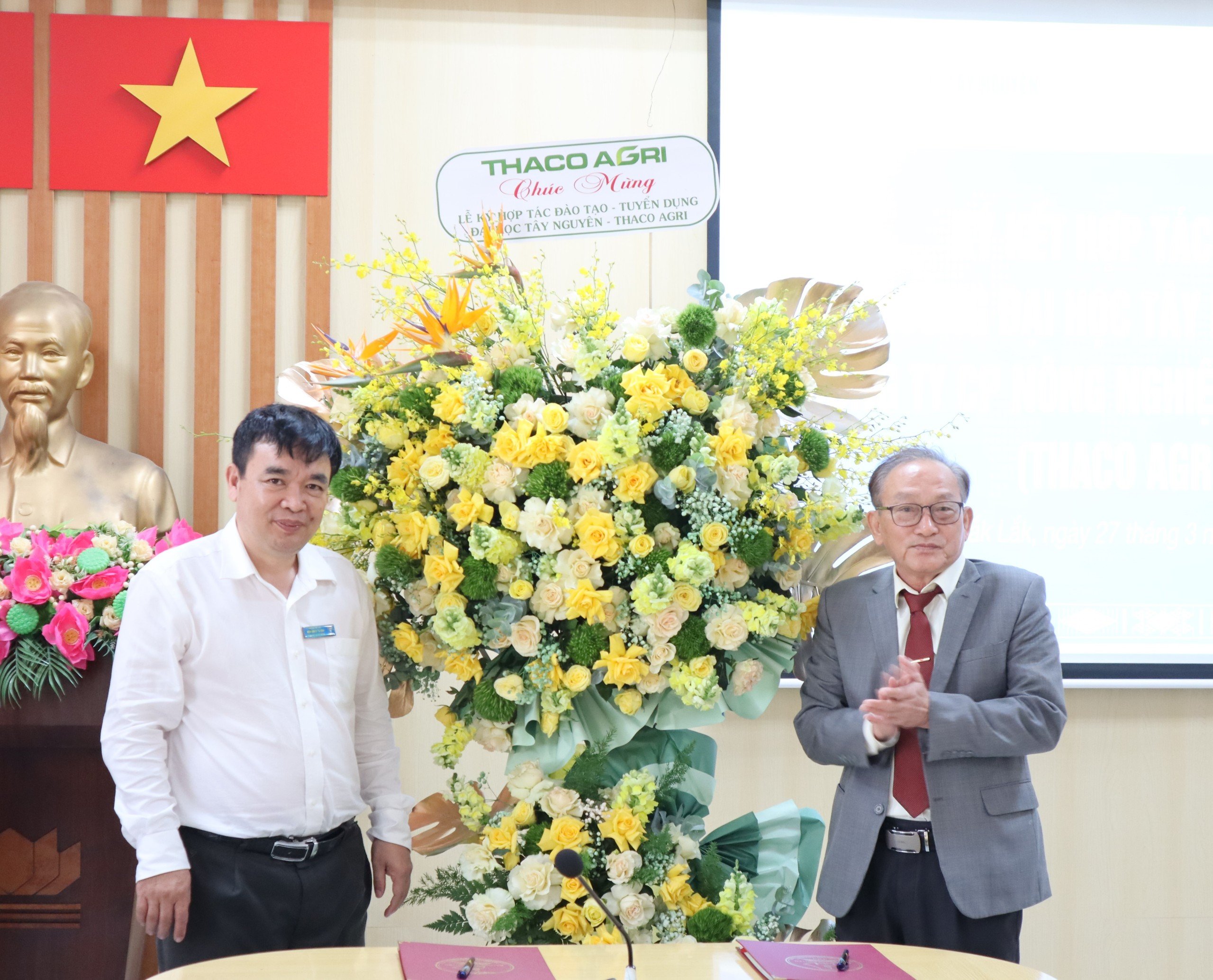 Associate Professor, Dr. Le Duc Niem, Tay Nguyen University's Vice Principal is receiving flowers from THACO AGRI