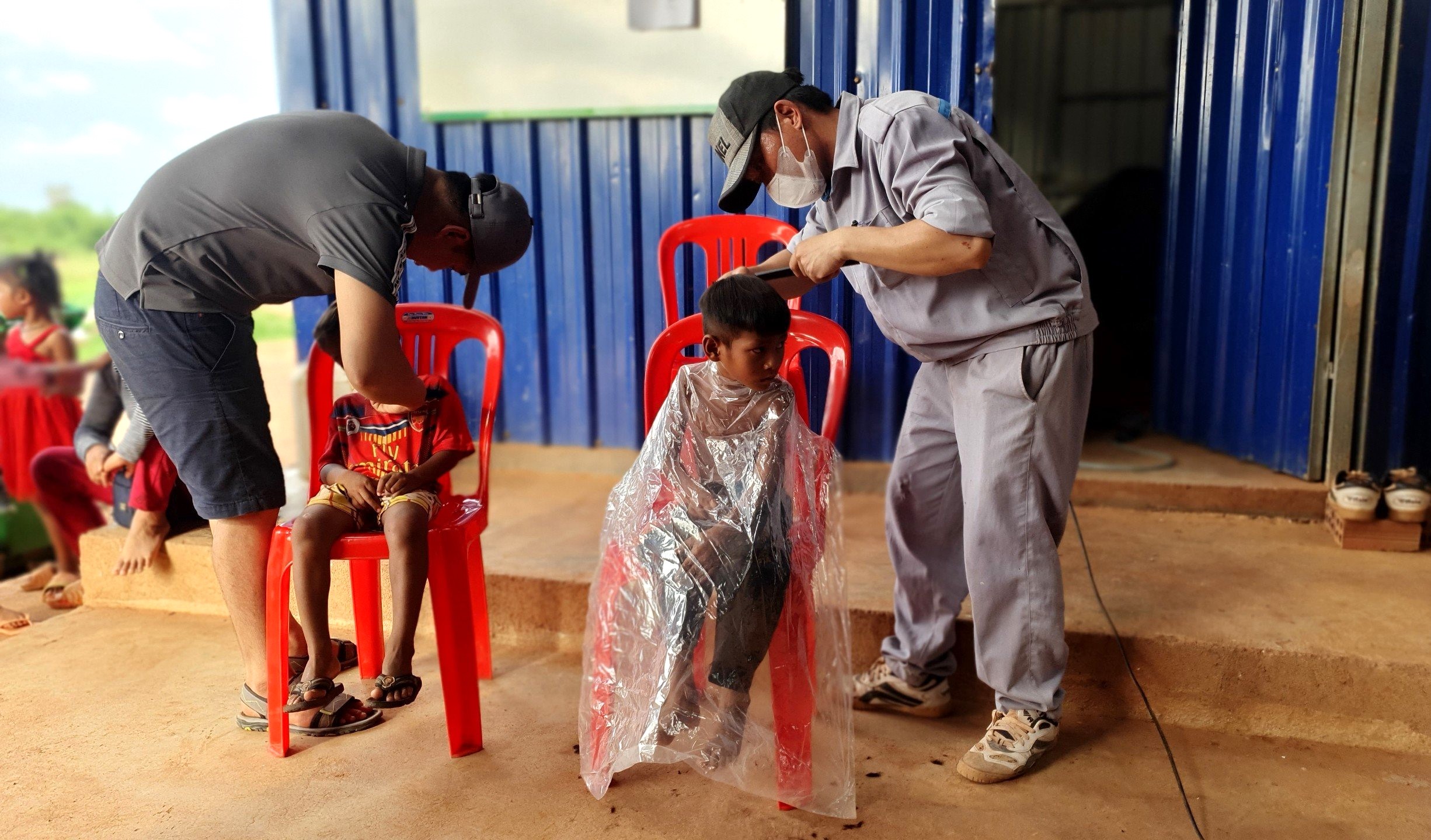 Cắt tóc cho các em nhỏ