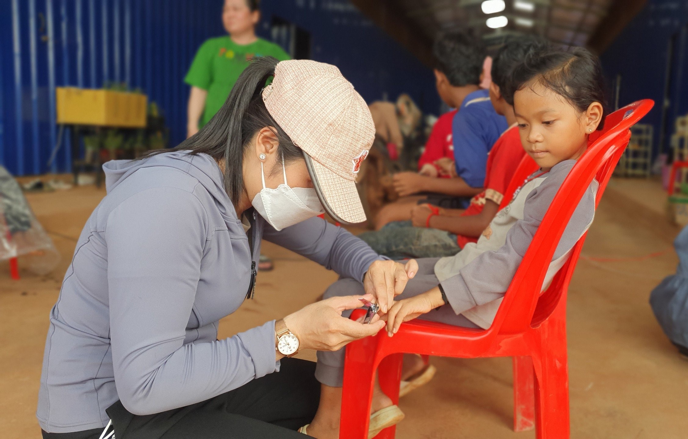 Bấm móng tay cho các em nhỏ