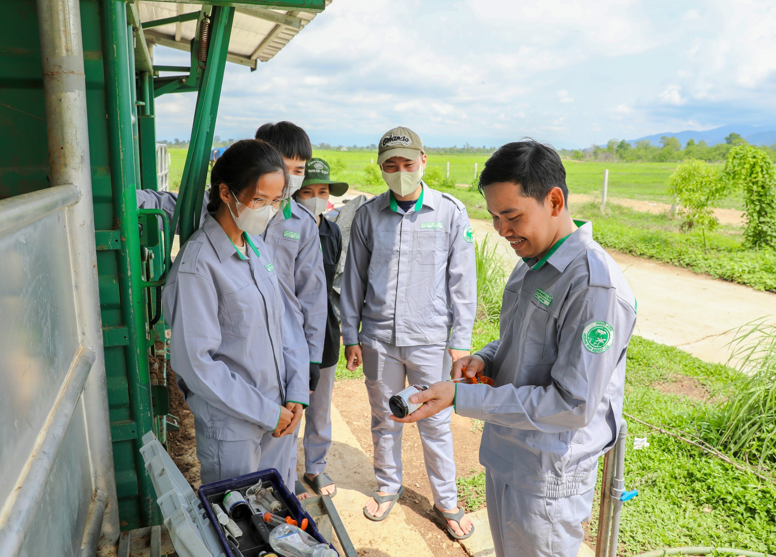 CBNV KLH hướng dẫn cho sinh viên thực tập liều lượng khi tiêm các loại thuốc cho bò