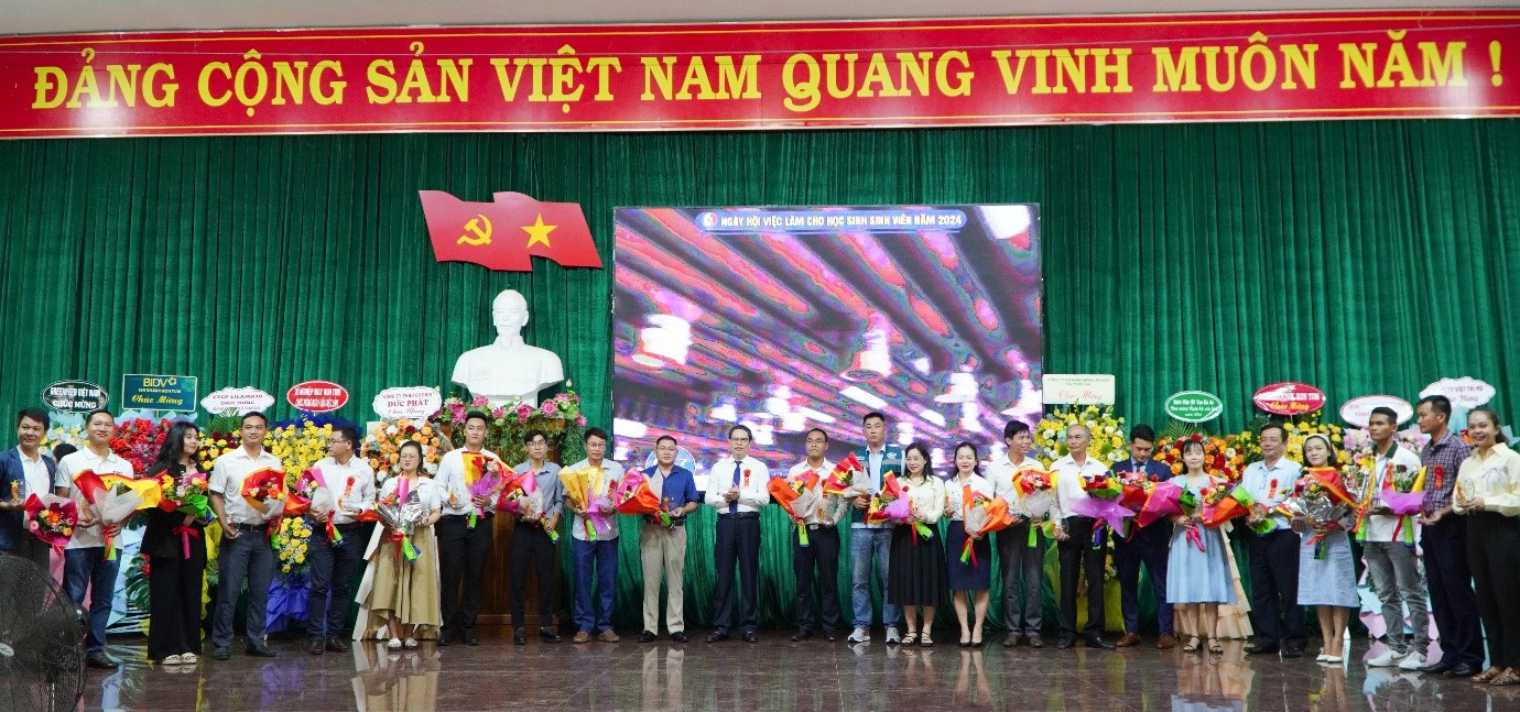 THACO AGRI representative along with businesses and units received flowers and medals from the college