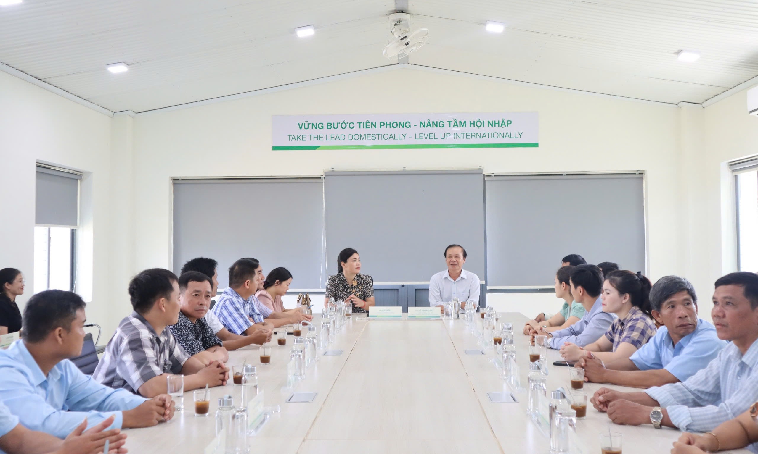 Hội Nông dân huyện Chư Prông tham quan Xí nghiệp Chăn nuôi Bò Ia Puch