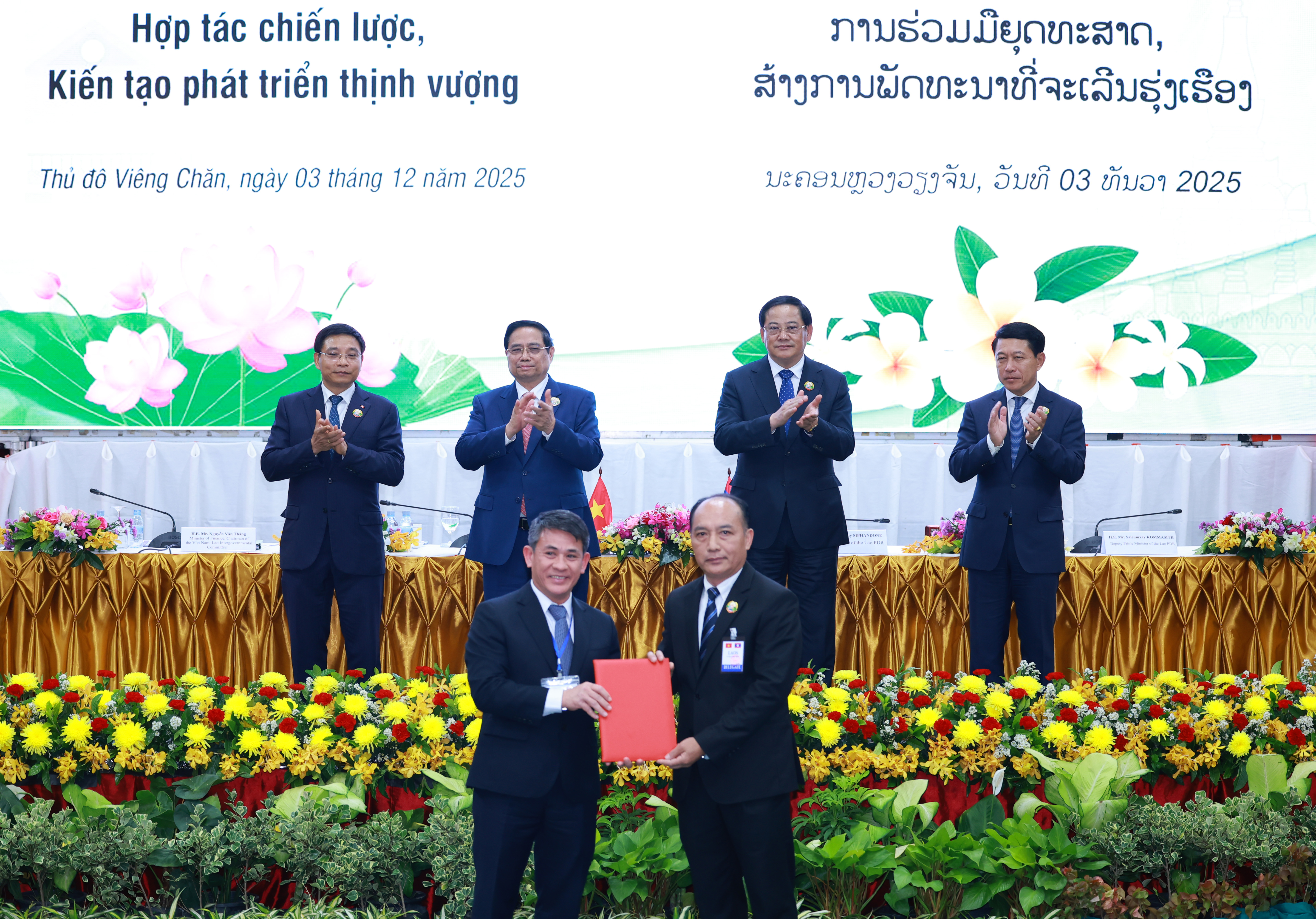 Thủ tướng Phạm Minh Chính và Thủ tướng Lào Sonexay Siphandone chứng kiến trao Hợp đồng