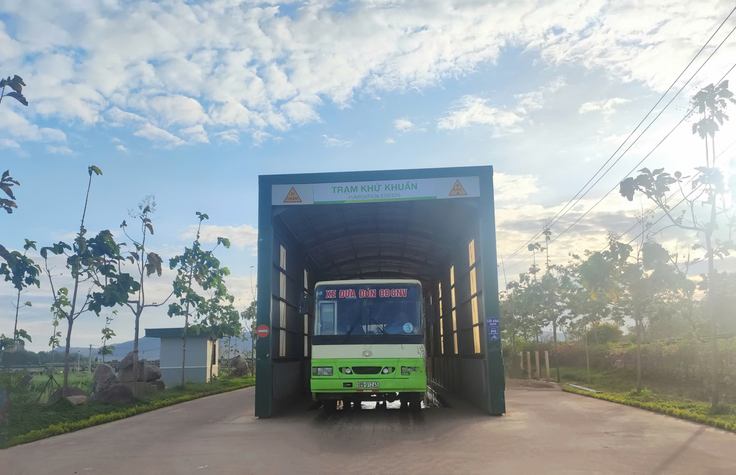 Tất cả phương tiện đều đi qua trạm phun sát trùng tự động