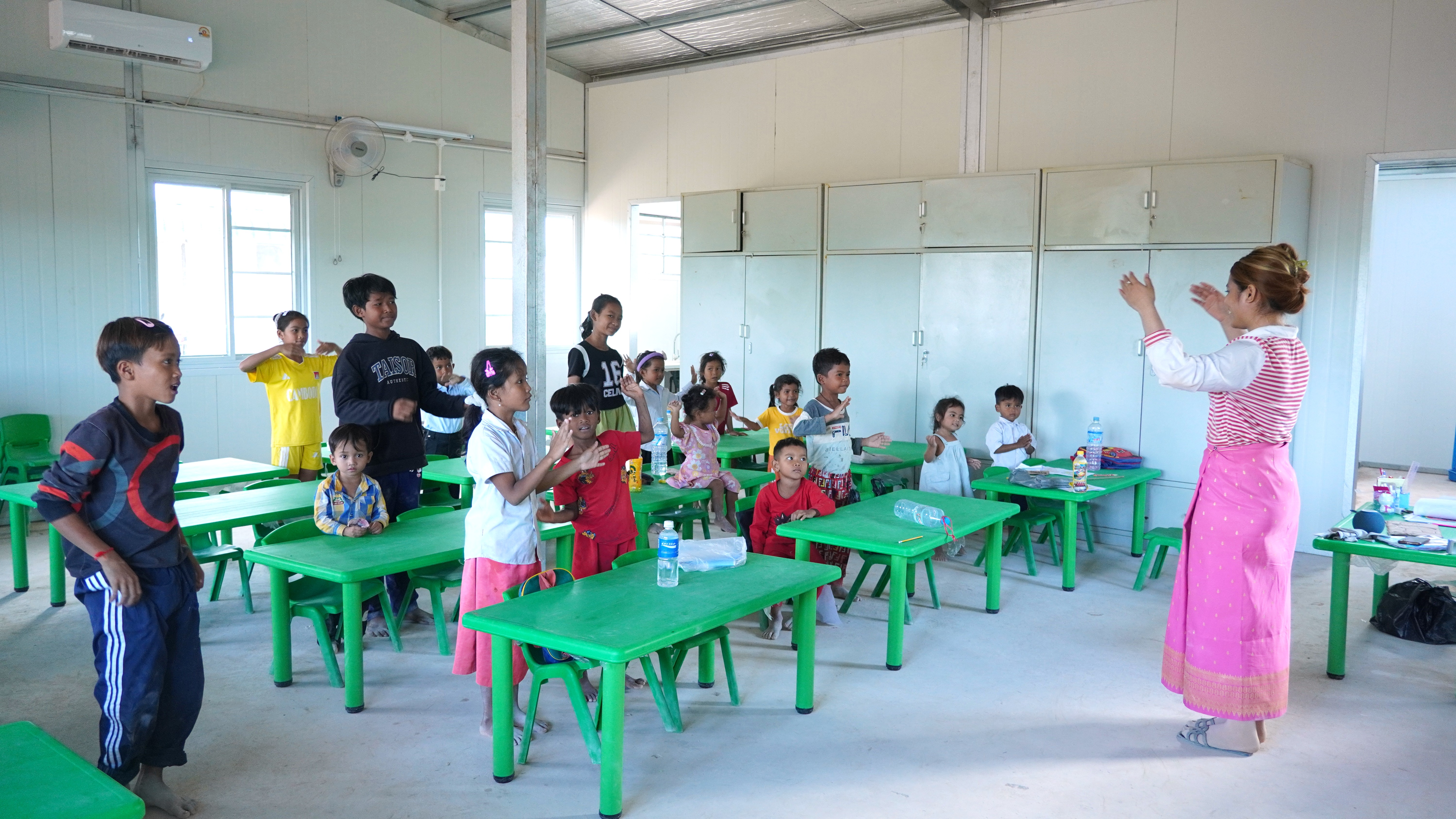 Các em học sinh mầm non học hát