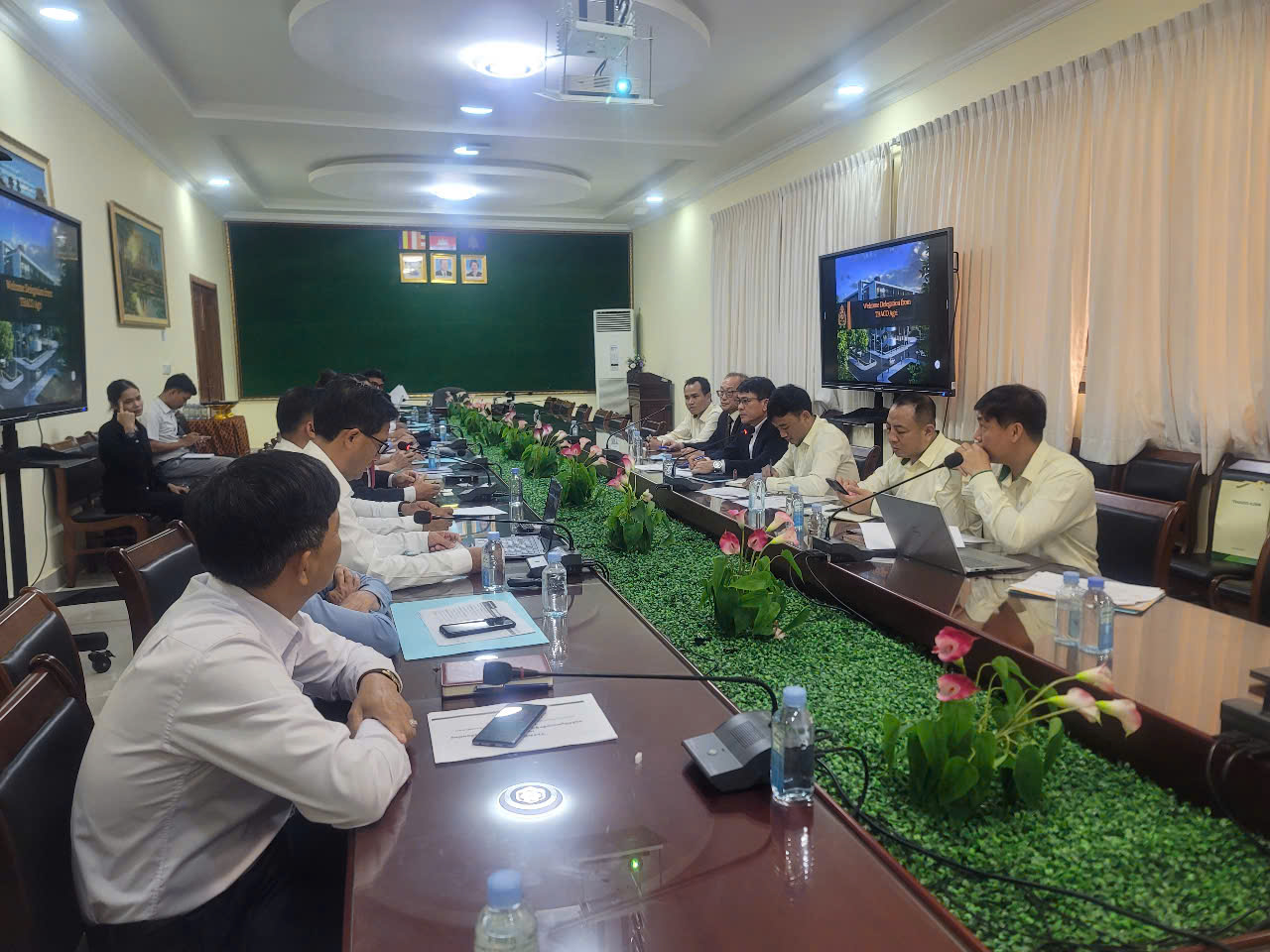 Lãnh đạo THACO AGRI làm việc với đại diện Trường Đại học Nông nghiệp Hoàng Gia Campuchia