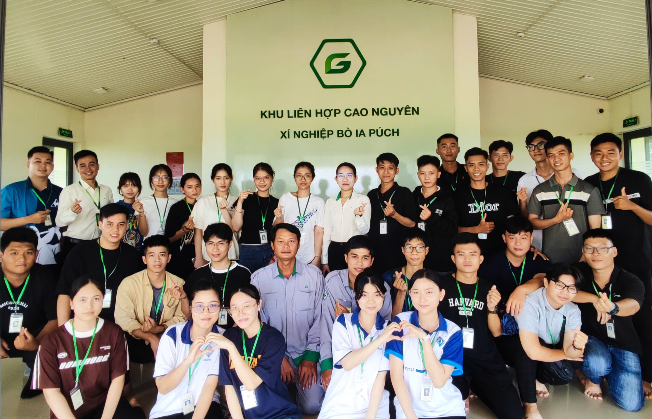 Tập thể sinh viên trường chụp hình lưu niệm