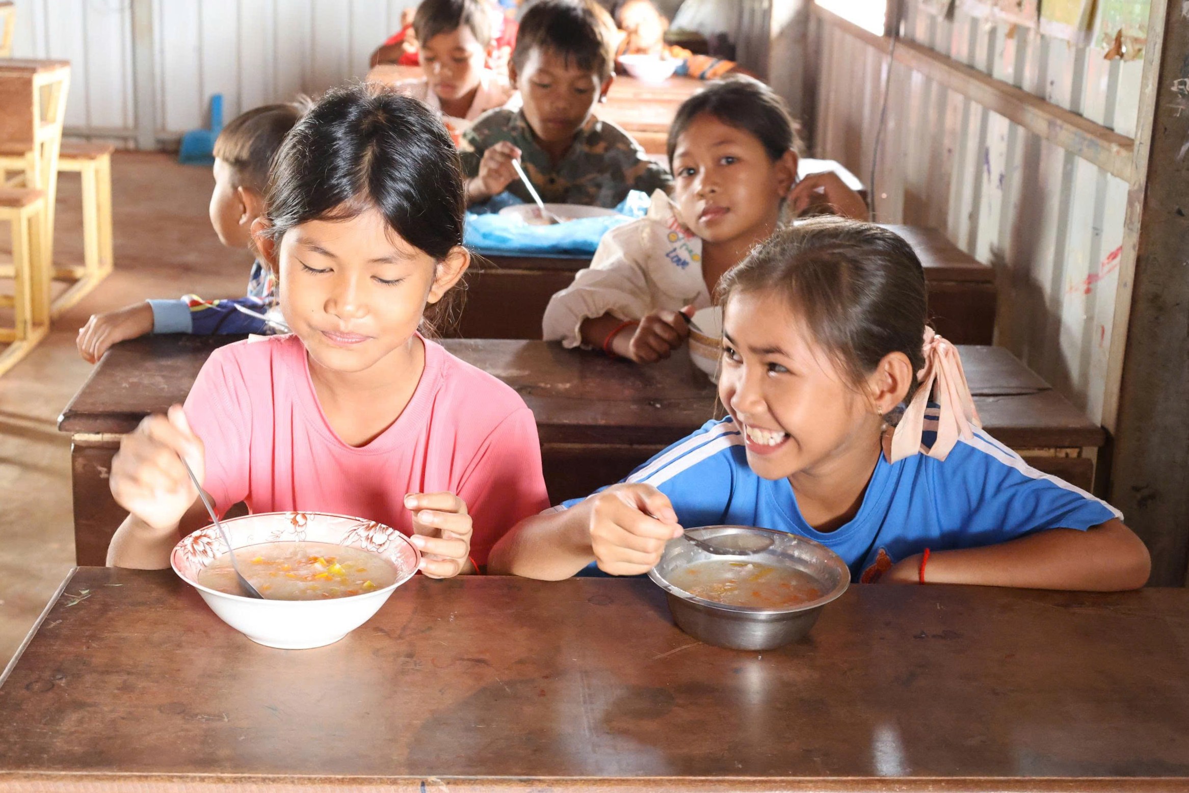 Các em nhỏ được nhận cháo dinh dưỡng