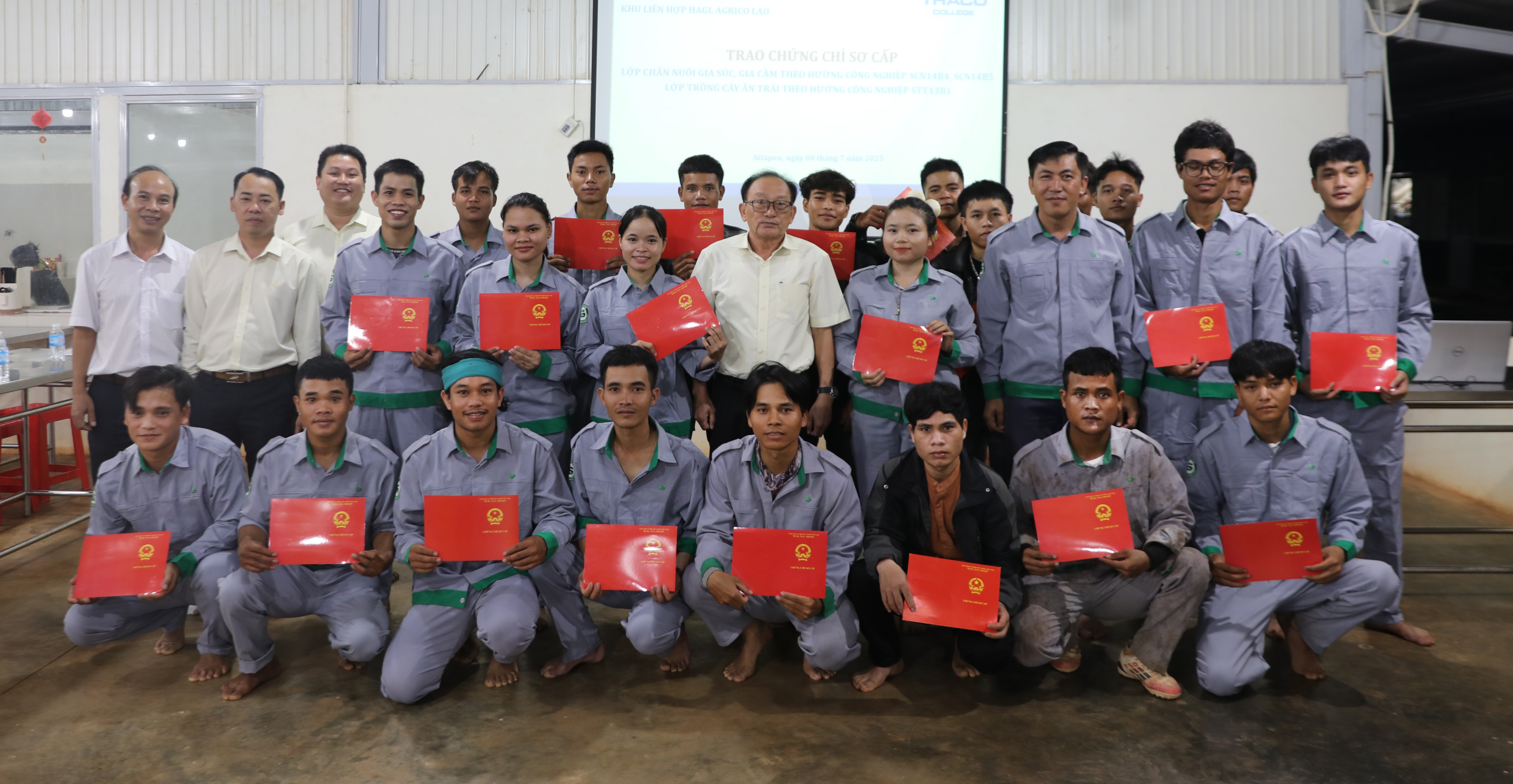 Các học viên được nhận chứng chỉ