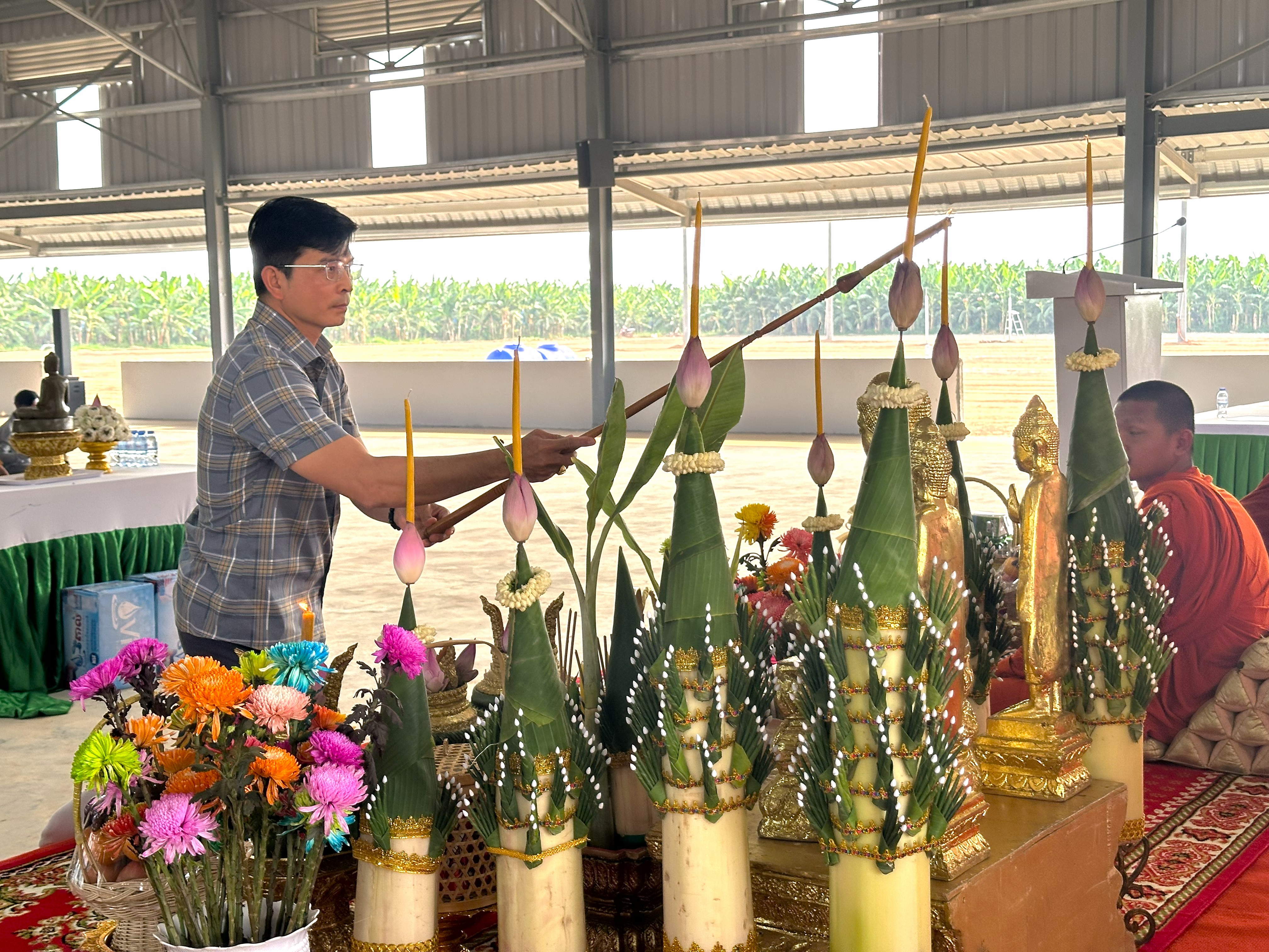 Anh Nguyễn Thành An thực hiện các nghi thức quan trọng trong chương trình Tết Chol Chnam Thmey