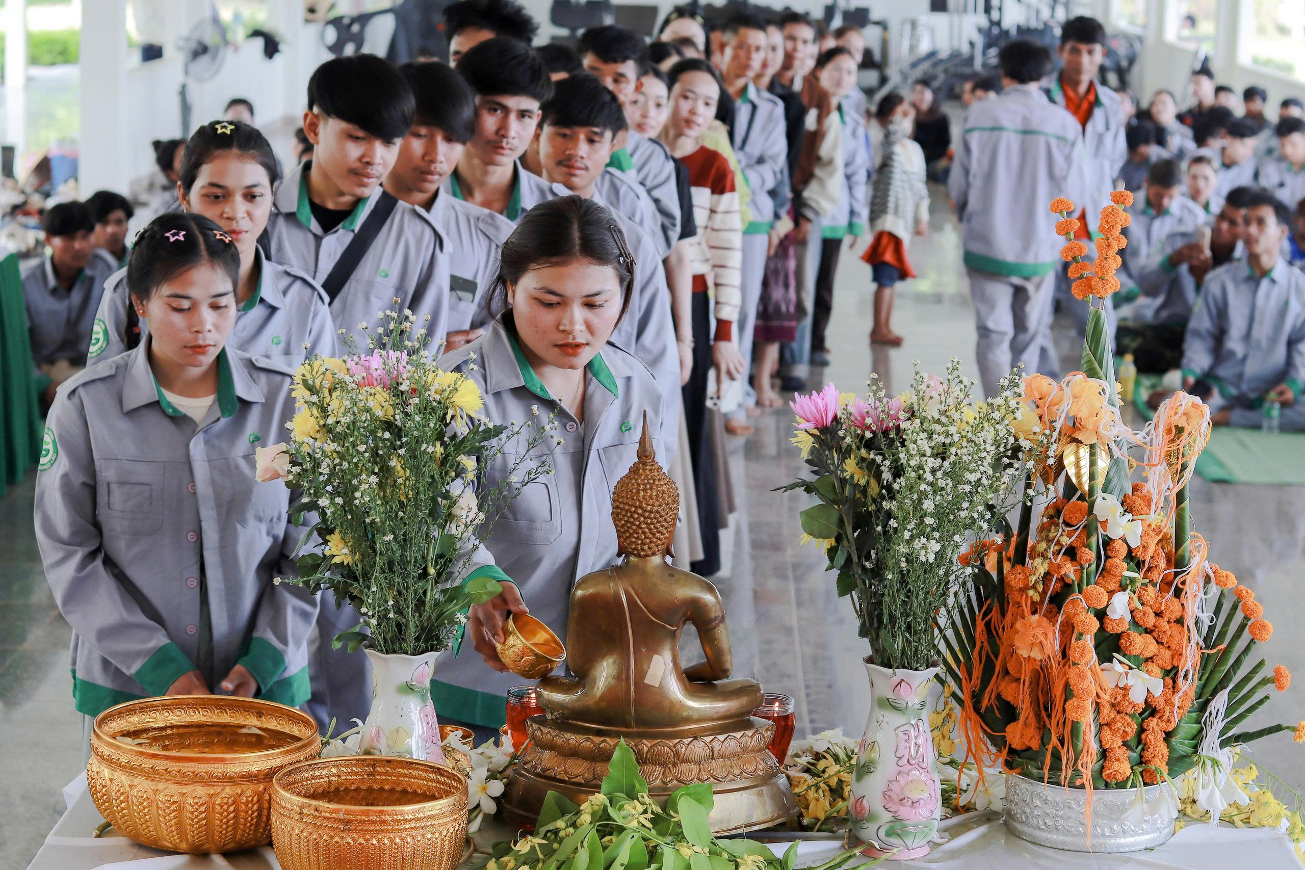 CB.CNV thực hiện nghi thức tắm phật tại Văn phòng KLH