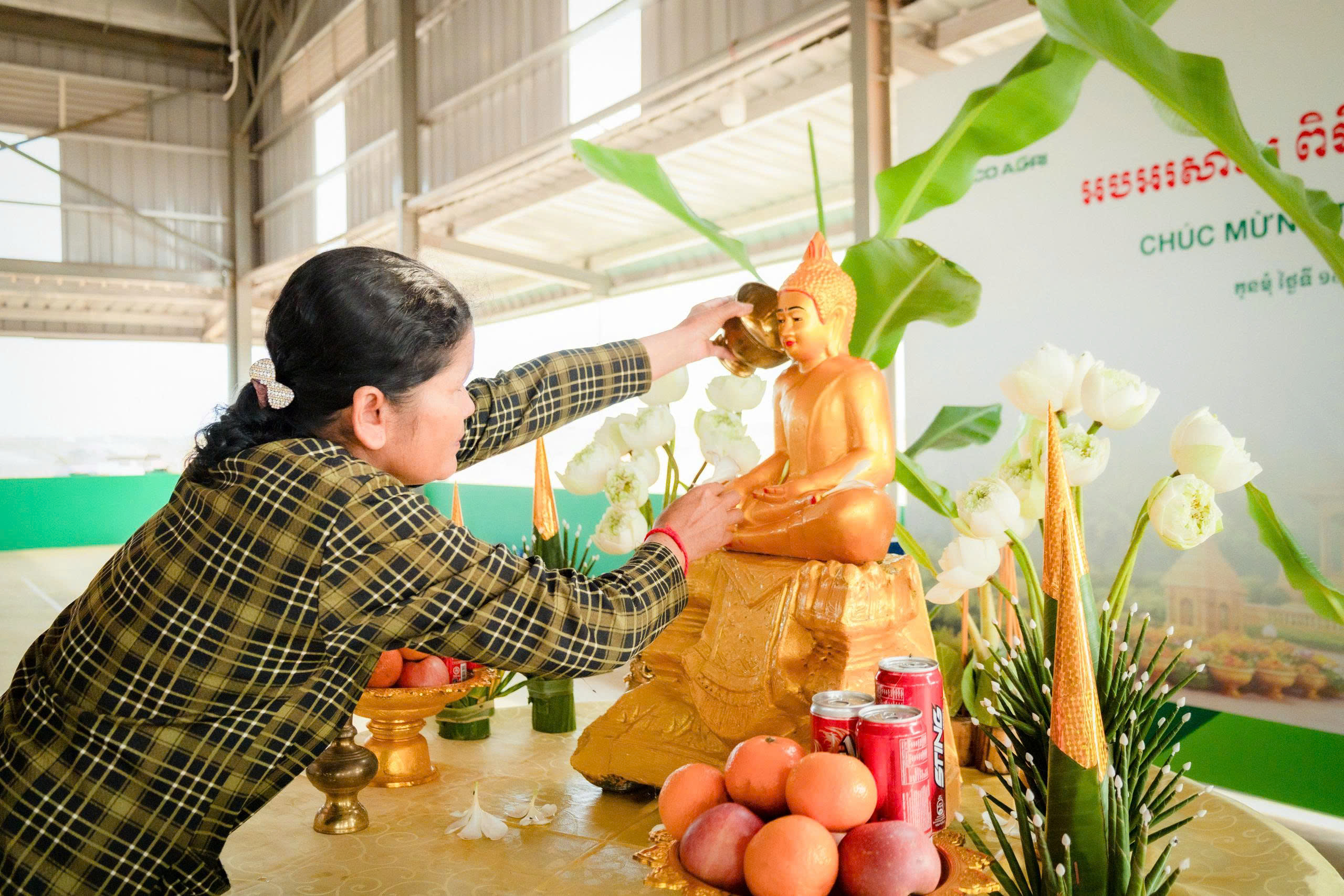 CB.CNV thực hiện nghi thức tắm phật và cột chỉ đỏ cầu an nhân dịp Tết Chol Chnam Thmey