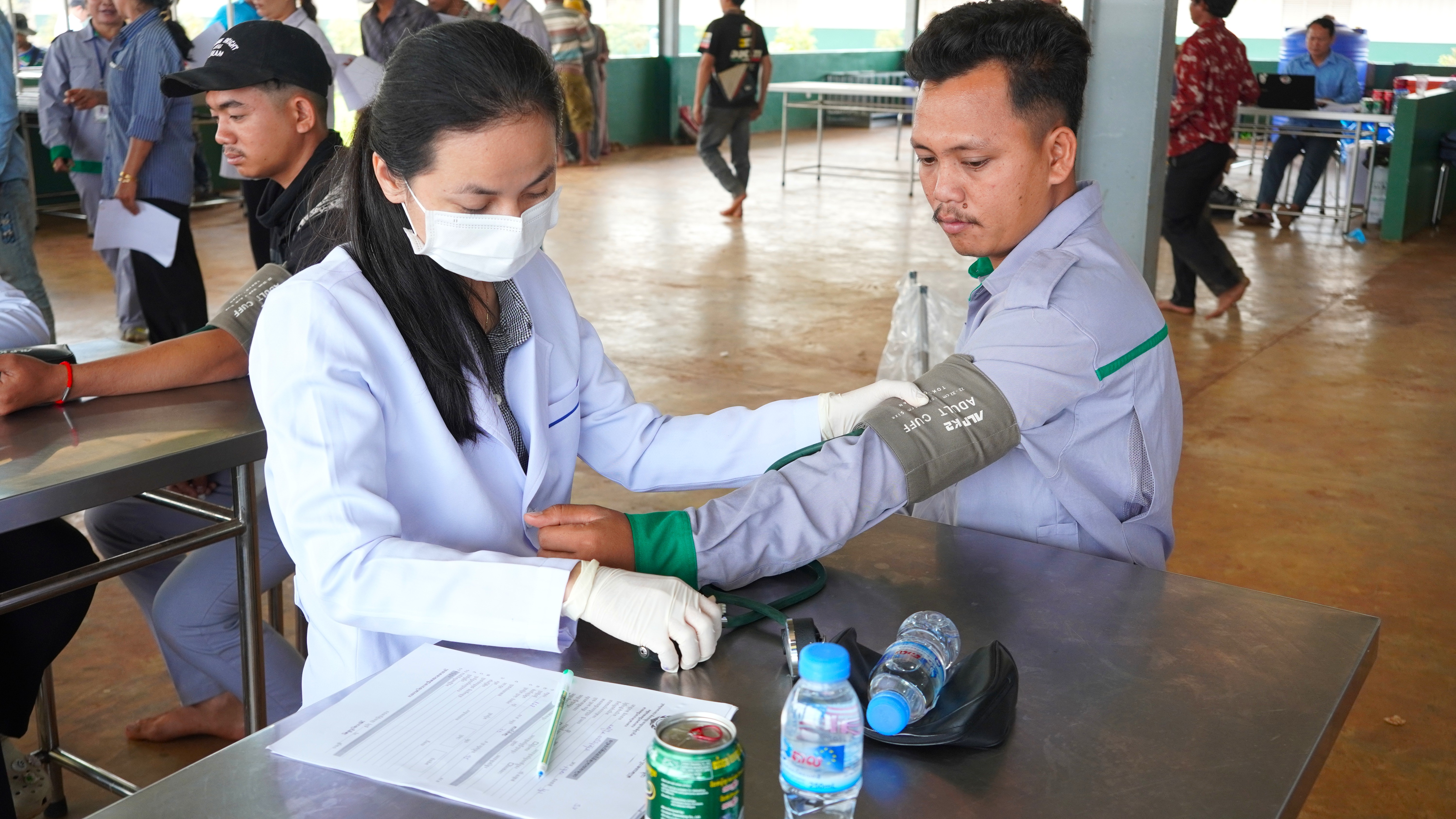 Chị Sit Srey Pak thăm khám cho CB.CNV KLH Snuol