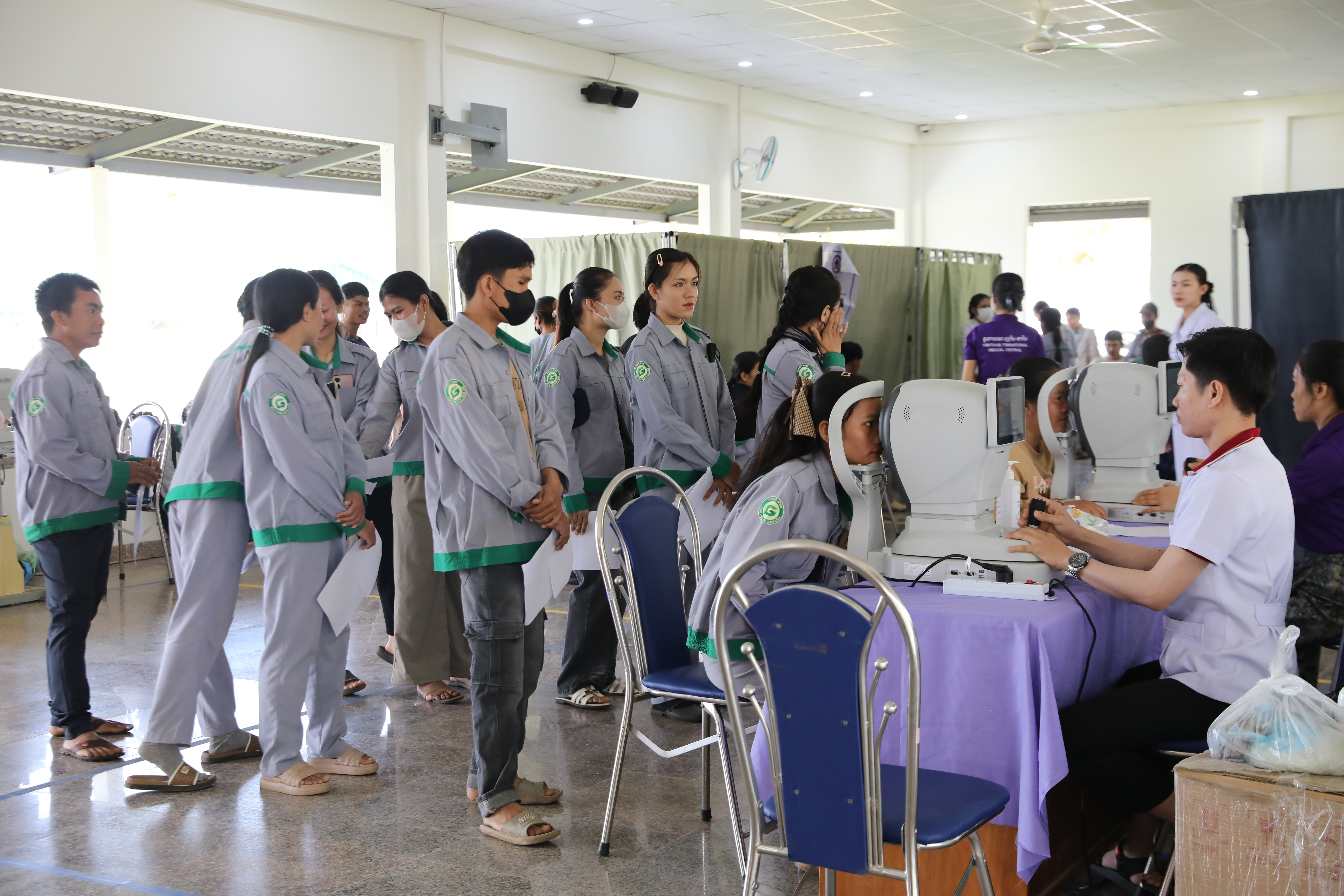 Hoạt động khám sức khỏe diễn ra trật tự với đông đảo CB.CNV tham gia.