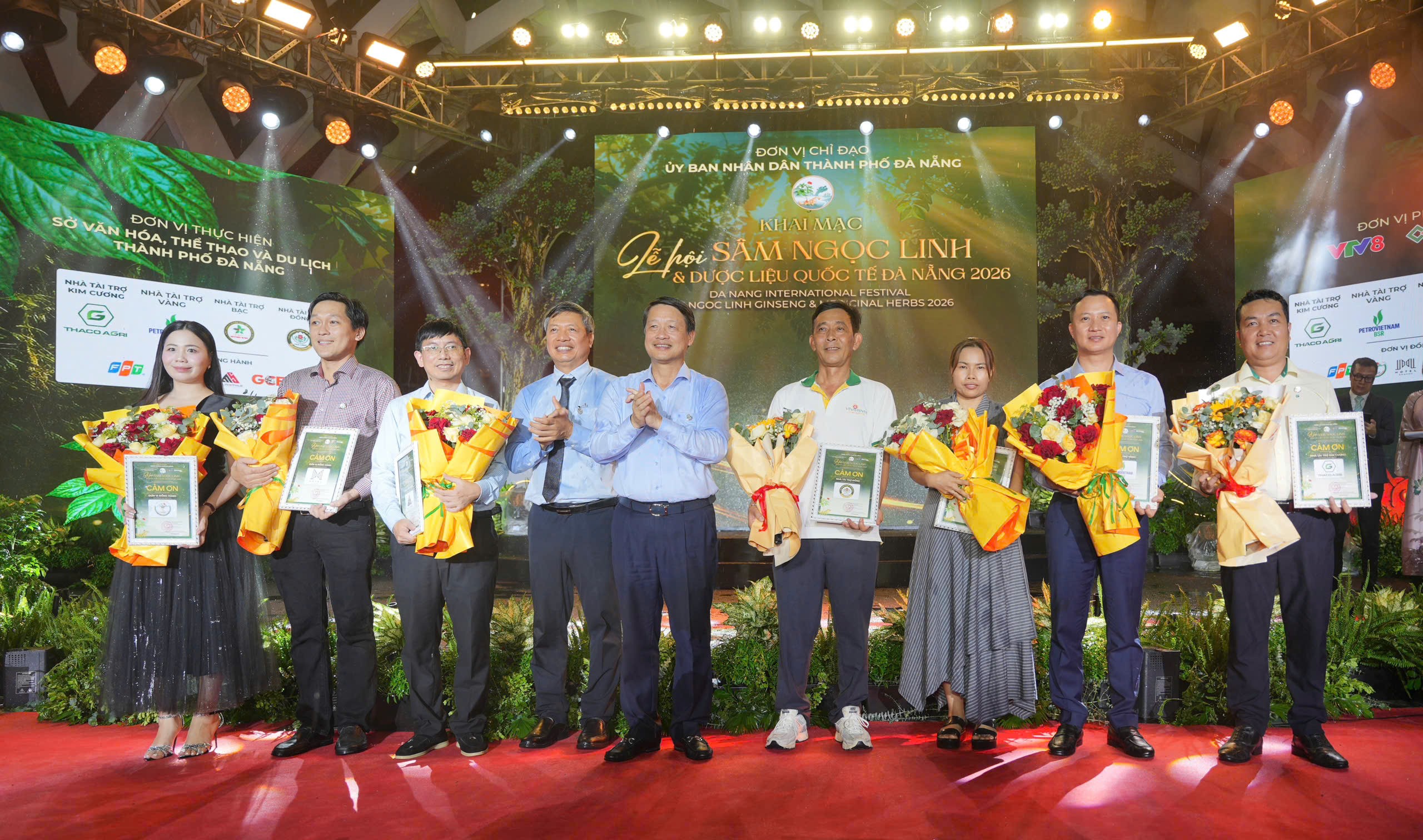 Đại diện THACO AGRI nhận thư cảm ơn nhà tài trợ kim cương từ Lãnh đạo UBND TP. Đà Nẵng