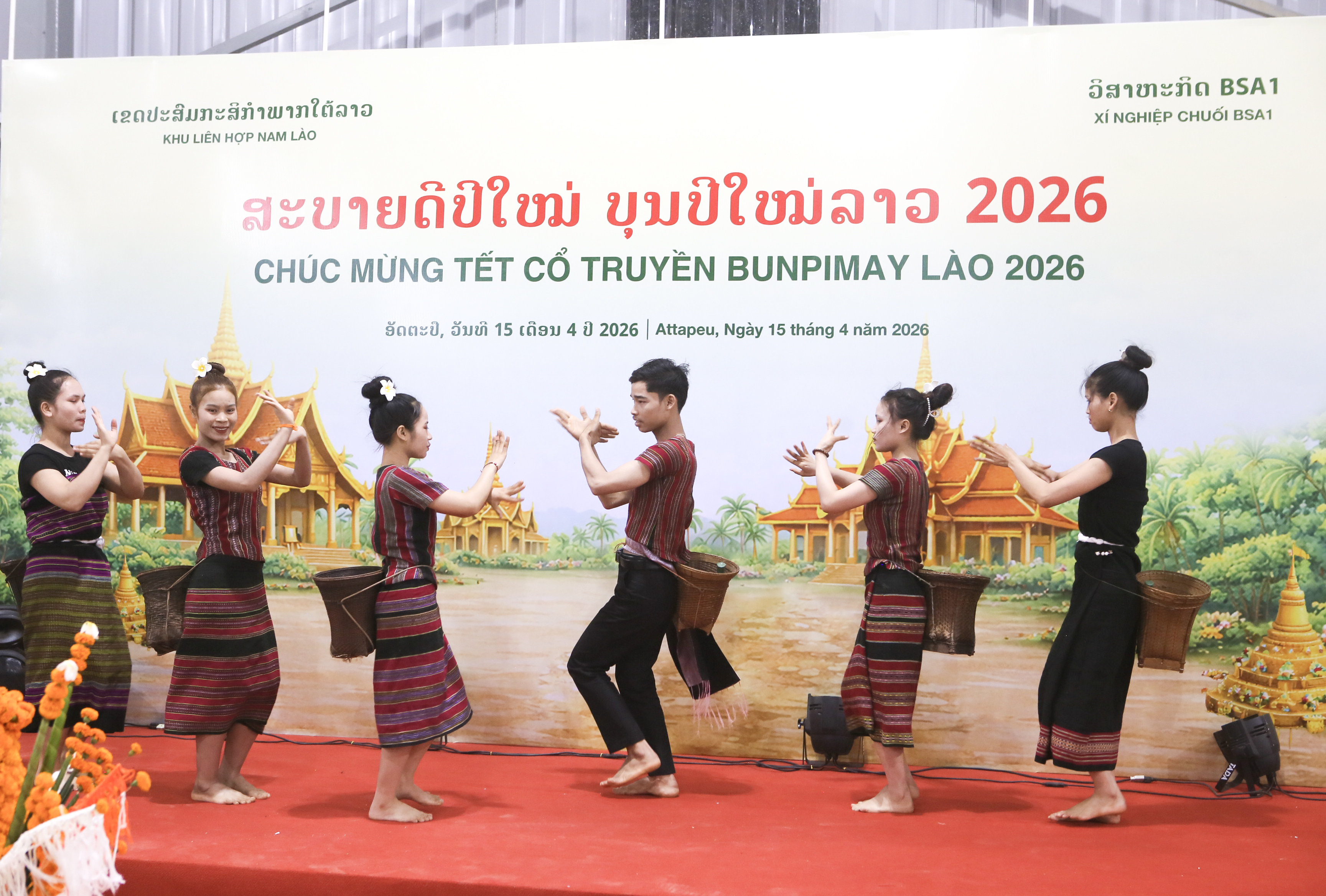 Điệu múa Lăm Vông do CB.CNV Xí nghiệp BSA1 thể hiện