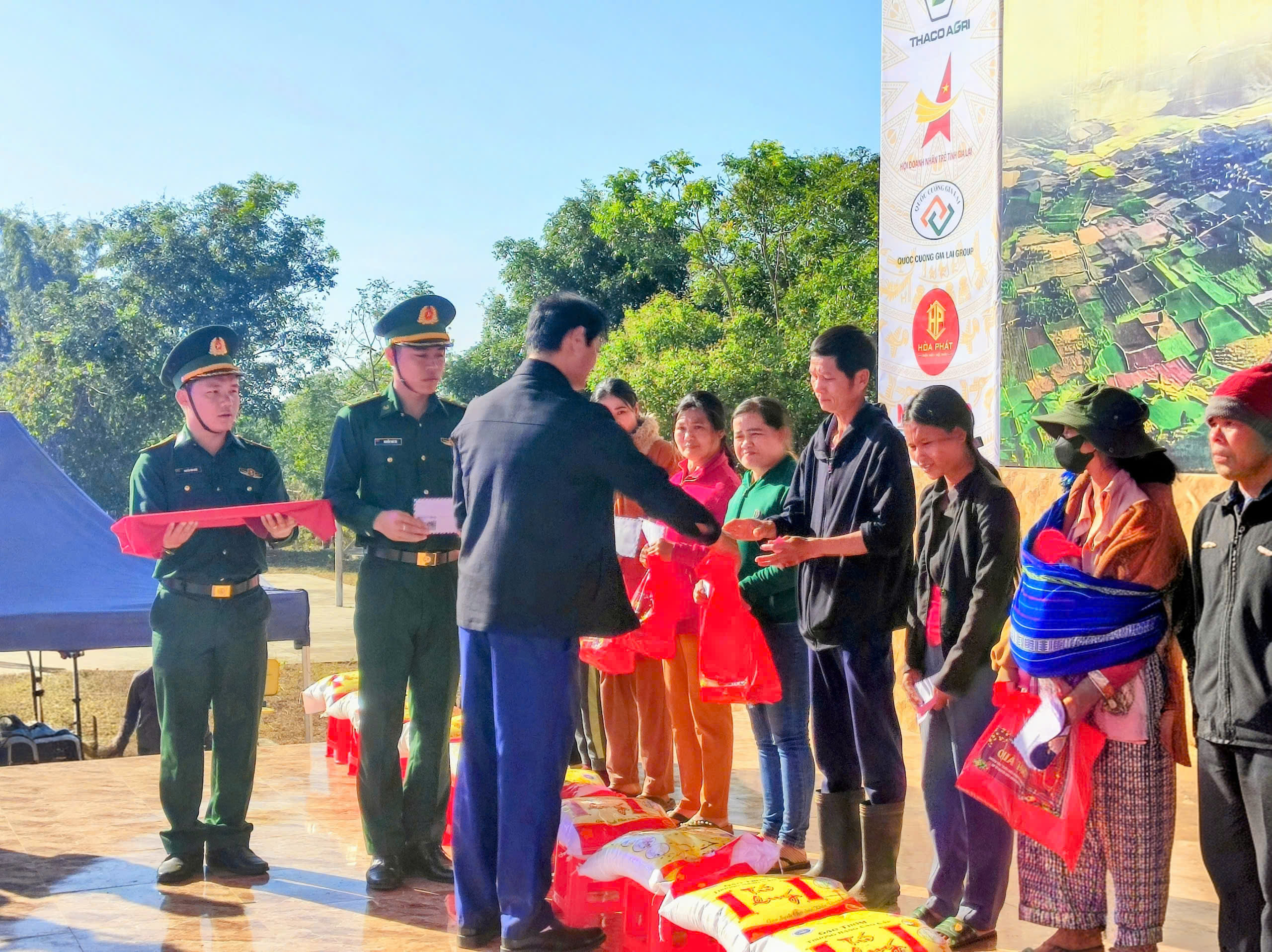 Ông Phan Lê Sơn - đại diện Xí nghiệp trao quà cho người dân