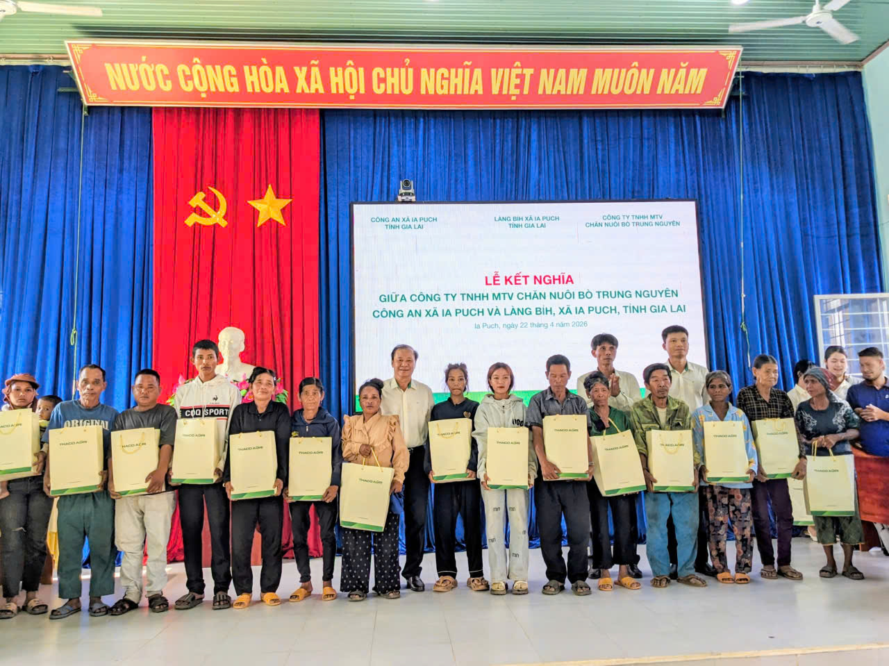 Trao quà hỗ trợ cho các hộ dân có hoàn cảnh khó khăn trên địa bàn làng Bỉh